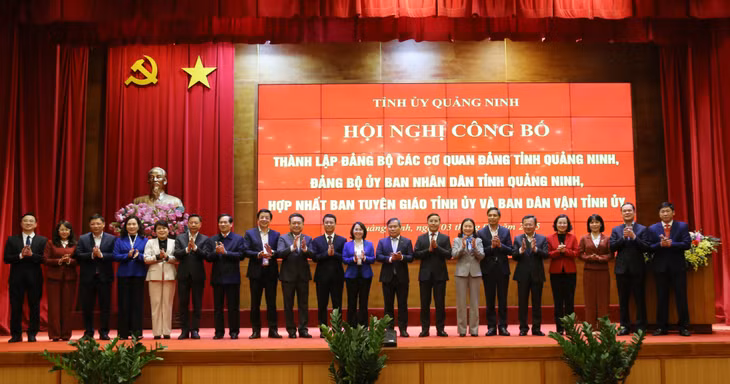 Ban Thường vụ Tỉnh ủy chụp ảnh lưu niệm với các đồng chí trong Đảng ủy cơ quan Đảng tỉnh, Đảng ủy UBND tỉnh và Ban Tuyên giáo và Dân vận Tỉnh ủy.