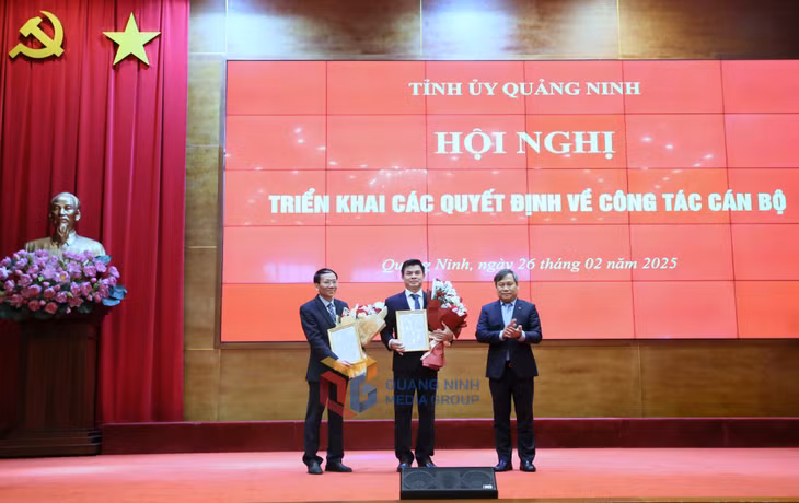 Đồng chí Vũ Đại Thắng, Ủy viên Trung ương Đảng, Bí thư Tỉnh ủy trao quyết định cho đồng chí Nguyễn Mạnh Tuấn, Phó Trưởng Ban Tổ chức Tỉnh ủy và đồng chí Nguyễn Mạnh Hà, Phó Trưởng Ban Tuyên giáo và Dân vận Tỉnh ủy.