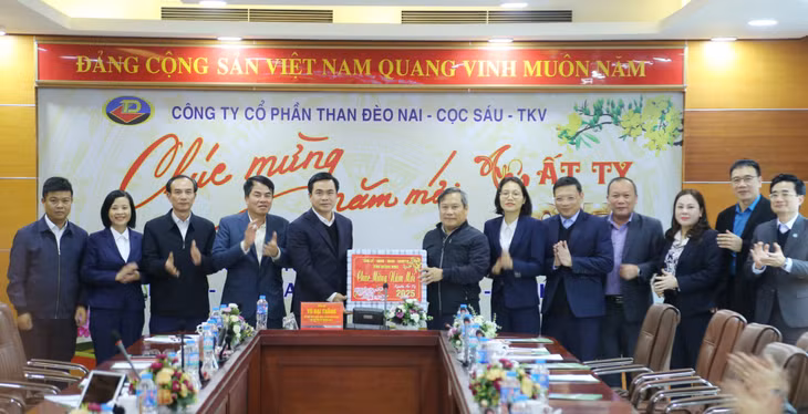 Đồng chí Bí thư Tỉnh ủy tặng quà cho đội ngũ cán bộ của Công ty CP Than Đèo Nai - Cọc Sáu.