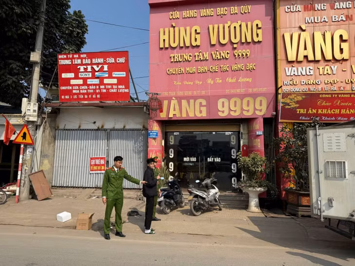 Công an huyện Ba Vì thực nghiệm hiện trường vụ cướp dây chuyên và nhẫn vàng tại cửa hàng Hùng Vượng.