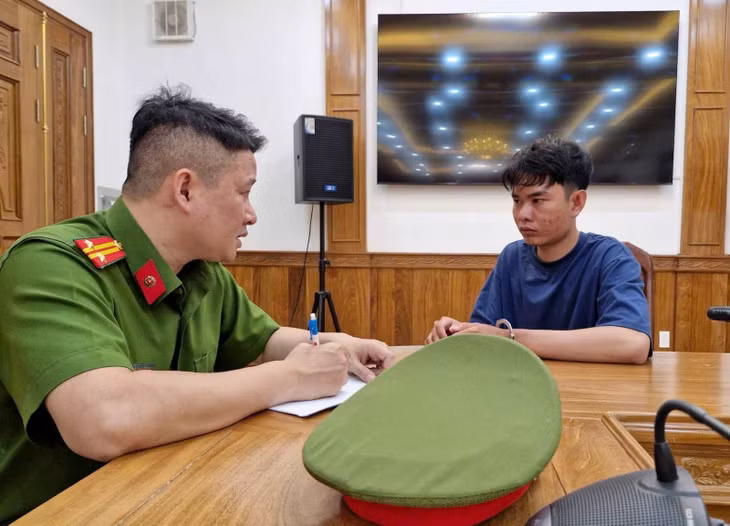 Cán bộ Phòng Cảnh sát hình sự lấy lời khai đối tượng Trương Hùng Đức.