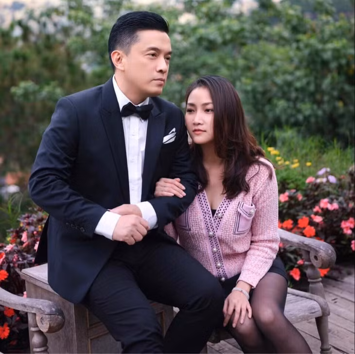 Vợ trẻ đăng ảnh tình tứ bên ca sỹ Lam Trường.