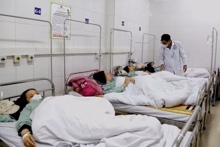 Bác sĩ thăm khám cho các bệnh nhân mắc cúm tại Khoa Bệnh Nhiệt đới, Bệnh viện Đa khoa tỉnh