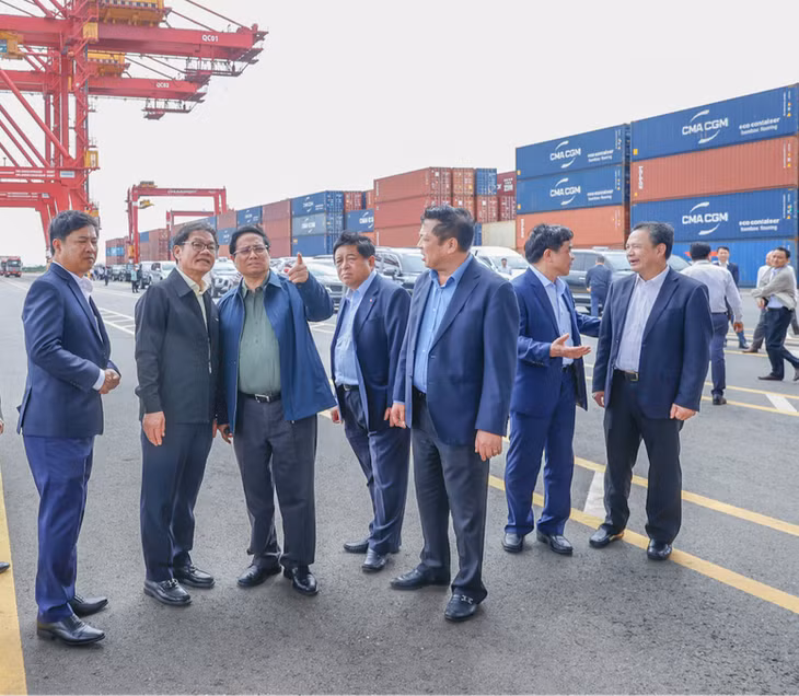 Thủ tướng Phạm Minh Chính thăm, khảo sát cảng biển Chu Lai - Ảnh: VGP/Nhật Bắc