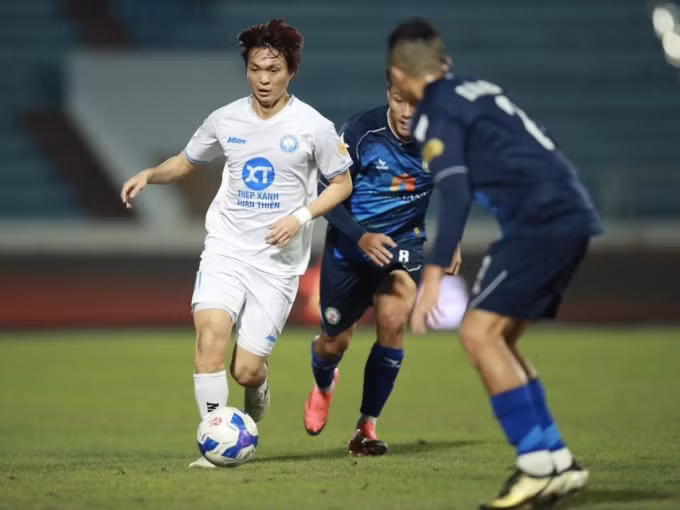 Nguyễn Tuấn Anh (áo trắng) thi đấu trong trận Nam Định thắng Bình Định 3-1 ở vòng 14 V-League 2024-2025, tại sân Thiên Trường tối 24/2. Ảnh: Quang Đương