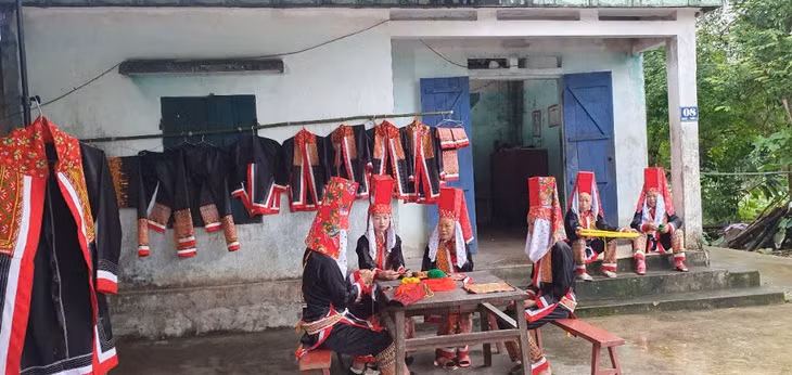 Nghệ nhân Diềng Chống Sếnh truyền dạy nghề thêu trang phục truyền thống cho phụ nữ người Dao xã Quảng Sơn (huyện Hải Hà). Ảnh: Hữu Việt