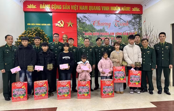 Đồn BP Quảng Đức tặng quà cho người dân trong Chương trình Xuân biên phòng ấm lòng dân bản Xuân Ất tỵ 2025