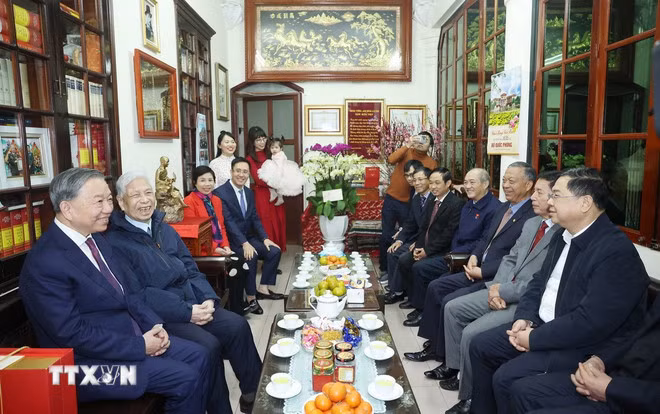 Tổng Bí thư Tô Lâm thăm Trung tướng Đặng Quân Thụy. (Ảnh: Thống Nhất/TTXVN)