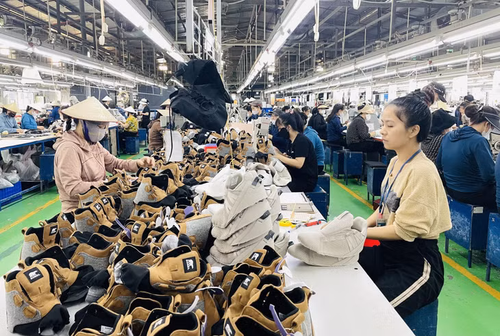 Công nhân làm việc tại Công ty TNHH Giày dép Bách Năng Quảng Ninh (CCN Kim Sen, TP Đông Triều).