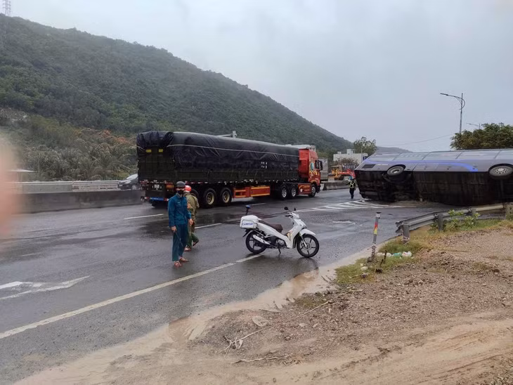 Hiện trường vụ tai nạn xe khách xảy ra trên quốc lộ đoạn qua huyện Vạn Ninh trưa 9.2. Ảnh: Hữu Long