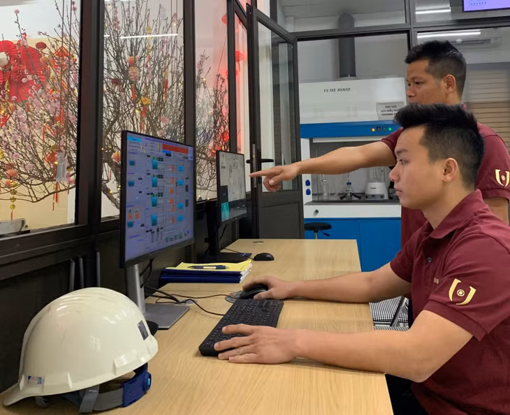 Anh Nguyễn Nhật Tân (người ngồi) Công ty TNHH JAIHOME cùng đồng nghiệp tham gia trực Tết đảm bảo nguồn nước phục vụ sản xuất trong KCN Sông Khoai.