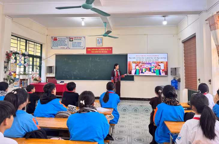 Hoạt động ngoại khóa Bảo tồn và phát huy nét đẹp văn hóa Hát nhà tơ - hát, múa cửa đình tại Trường THCS Ninh Dương, TP Móng Cái (Ảnh: Trung tâm TTVH Móng Cái)