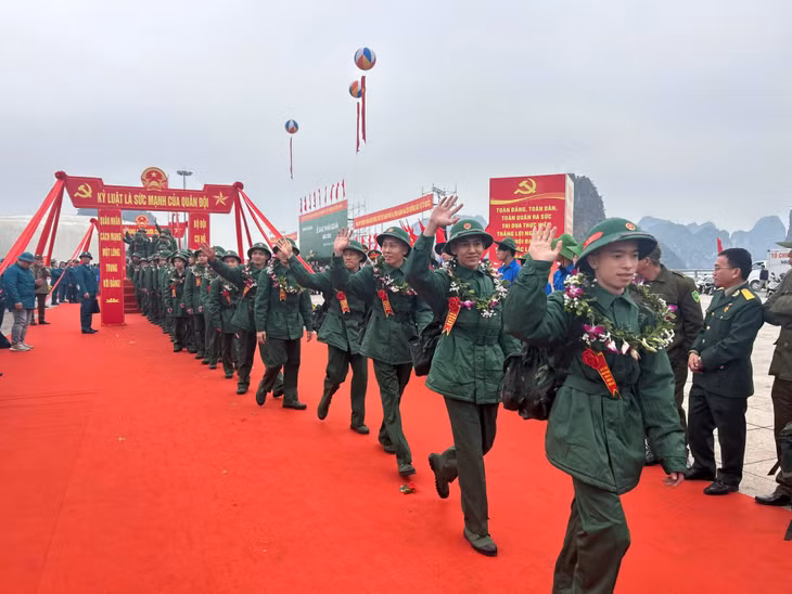 Các tân binh hăng hái, phấn khởi hành quân về các đơn vị huấn luyện.