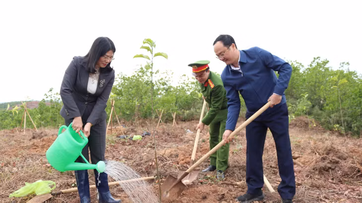 Các đồng chí lãnh đạo Sở NN&amp;PTNT tỉnh và lãnh đạo huyện tham gia trồng cây.