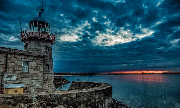 Buổi sáng đang đến ở Howth, Dublin, Ireland. Ảnh: Fran Cassidy.