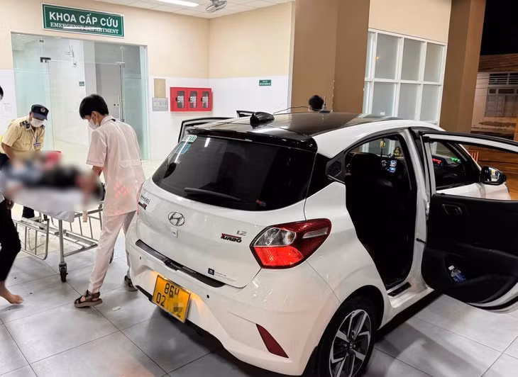 Thời điểm nạn nhân bị chém được đưa đến bệnh viện cấp cứu. Ảnh: Duy Tuấn