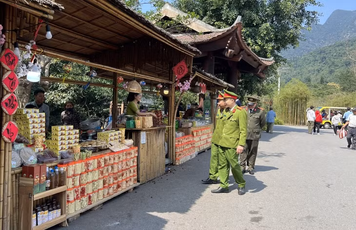Công an TP Uông Bí nắm tình hình ANTT tại Khu di tích danh thắng Yên Tử.