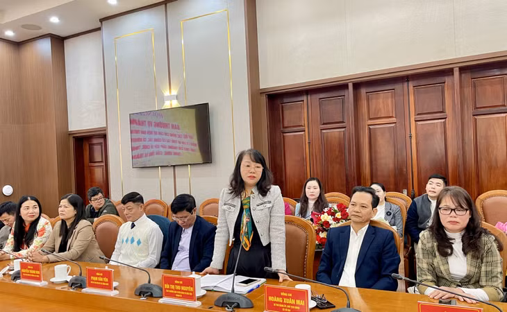 Đồng chí Bùi Thị Thu Nguyên, Phó Trưởng Ban Tuyên giáo và Dân vận Thành uỷ (sinh năm 1973, một trong 12 đồng chí có đơn xin nghỉ hưu trước tuổi) phát biểu tại buổi gặp mặt.