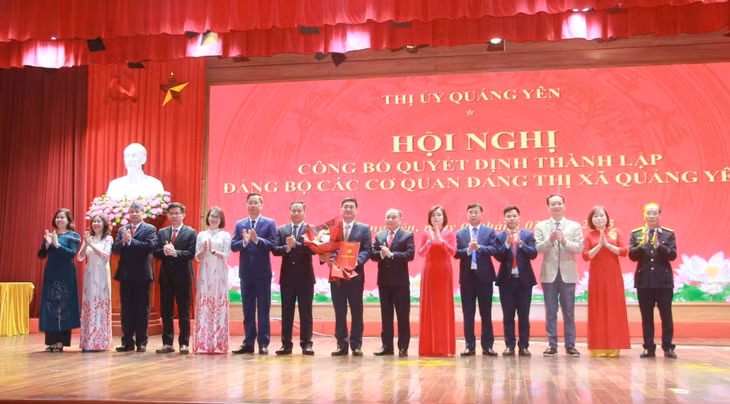 Đồng chí Bí thư Thị ủy Quảng Yên trao Quyết định về việc thành lập Ban Tuyên giáo và Dân vận Thị ủy.