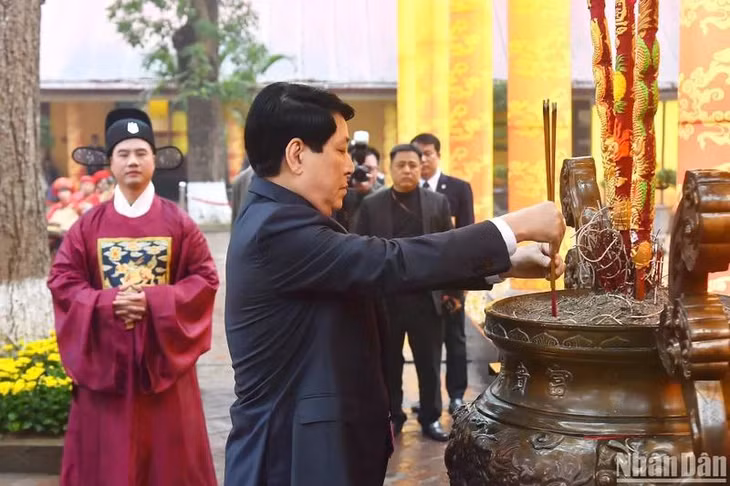 Chủ tịch nước Lương Cường dâng hương khai Xuân tại Hoàng thành Thăng Long