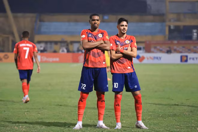 Bộ đôi ngoại binh Brazil phối hợp nâng tỷ số lên 3-2 cho Công an Hà Nội.