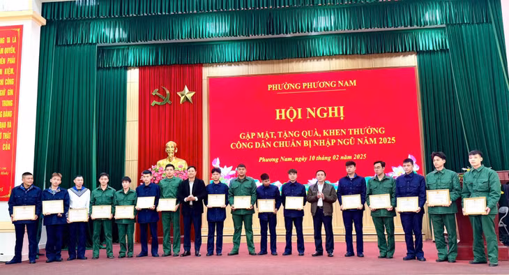 Lãnh đạo phường Phương Nam (TP Uông Bí) gặp mặt, tặng quà, động viên các tân binh chuẩn bị lên đường nhập ngũ.