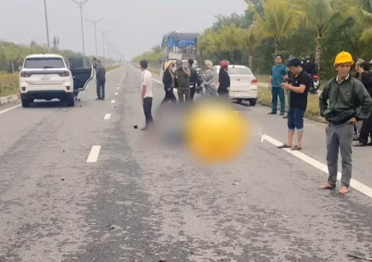 Hiện trường vụ TNGT trên đường Võ Chí Công, Quảng Nam khiến người anh rể tử nạn trên đường đi viếng mộ người em vừa mất. Ảnh: Thăng Bình