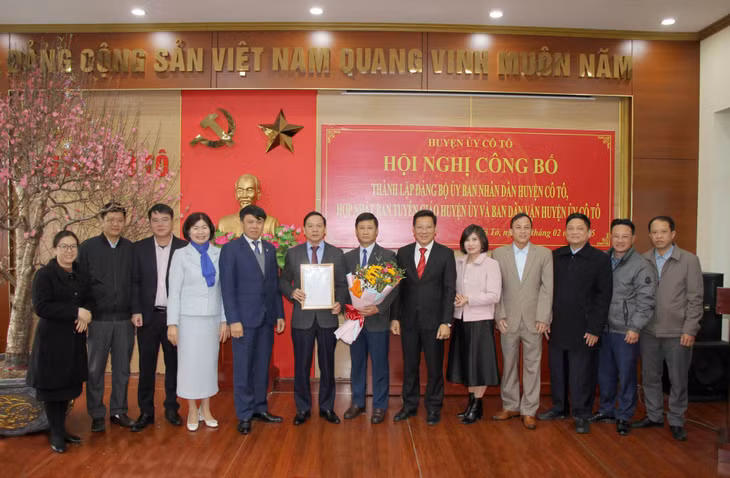 Đồng chí Nguyễn Việt Dũng, Uỷ viên BCH Đảng bộ tỉnh, Bí thư Huyện uỷ, Chủ tịch UBND huyện Cô Tô và đồng chí Đặng Quang Ngạn – Phó Bí thư Thường trực Huyện uỷ, Chủ tịch HĐND huyện trao Quyết định và tặng hoa chúc mừng Đảng bộ UBND huyện được thành lập.