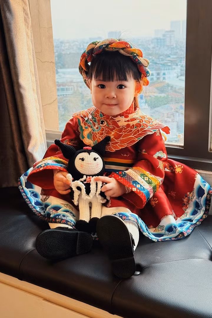 Hoa hậu Đỗ Mỹ Linh làm người hâm mộ "tan chảy" khi chia sẻ loạt ảnh đón Tết Ất Tỵ của cô con gái nhỏ - Tuệ An (biệt danh Titi)