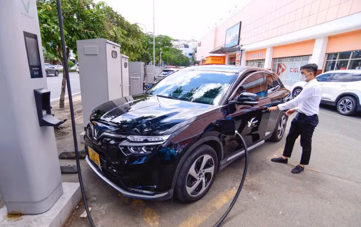 Bộ Tài chính đề xuất duy trì lệ phí trước bạ lần đầu 0% với ô tô điện chạy pin đến 28-2-2027 - Ảnh: T.L.