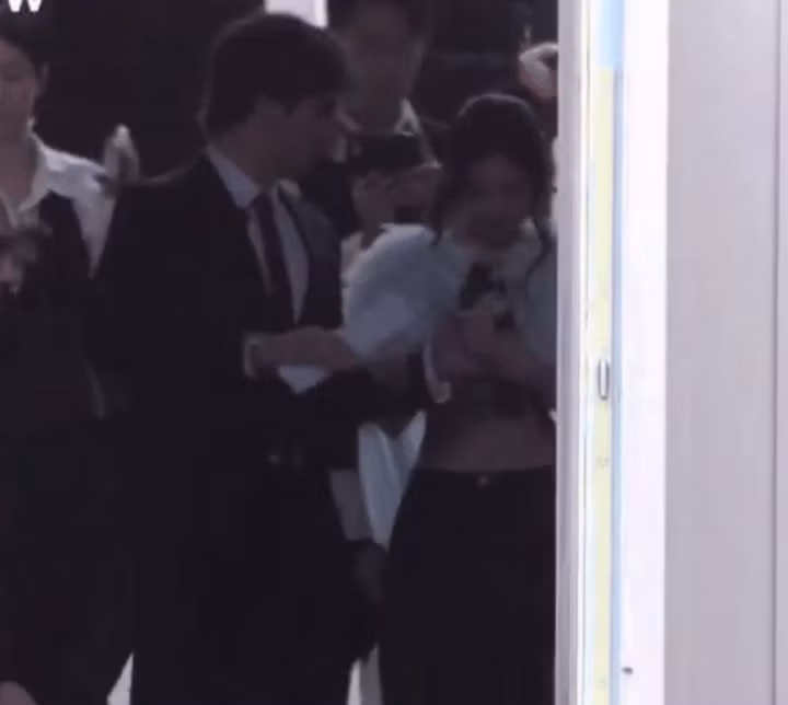 Jennie gây bão mạng với đoạn clip nắm tay trai đẹp tại sự kiện thời trang.