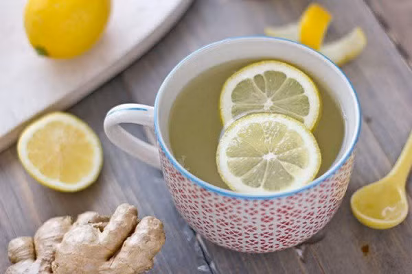 Nước chanh ấm nguyên chất gần như không chứa calo tốt cho việc giảm cân.