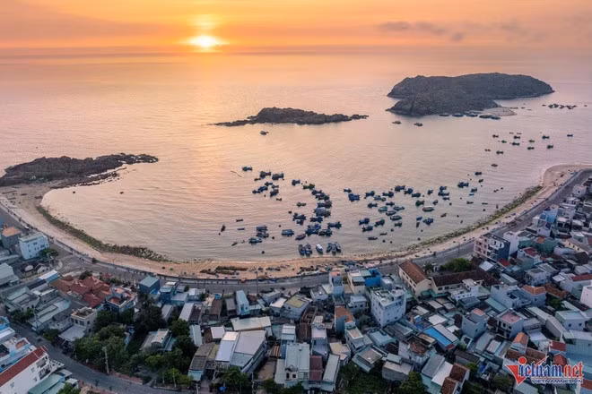 Xã Nhơn Hải nằm trên bán đảo Phương Mai, cách TP Quy Nhơn khoảng 20 km. Bãi biển Nhơn Hải có hình cánh én lượn. Nơi đây là điểm đến du lịch biển hấp dẫn.