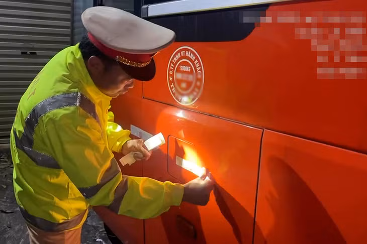 Xe khách bị tạm giữ theo quy định. Ảnh: Công an cung cấp
