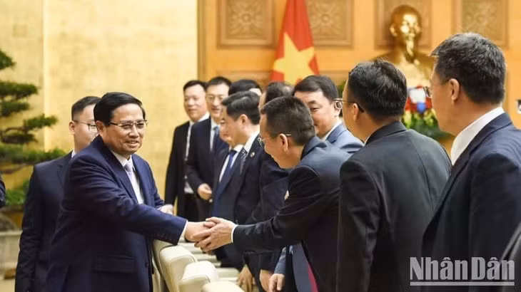 Thủ tướng Phạm Minh Chính bắt tay lãnh đạo các tập đoàn, doanh nghiệp lớn của Trung Quốc tham dự Tọa đàm (Ảnh: TRẦN HẢI).