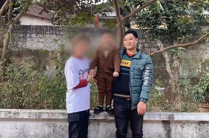 Công an huyện Thọ Xuân, Thanh Hóa đang truy bắt NPQ (áo xanh, bên phải), nghi sát hại con trai 4 tuổi rồi bỏ trốn lúc rạng sáng 4-2.