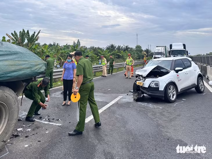 Cảnh sát đang khám nghiệm hiện trường điều tra nguyên nhân của vụ tai nạn - Ảnh: THANH KIỀU