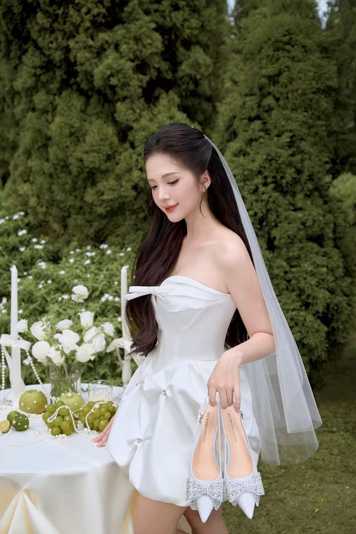 Nguyễn Hoàng Ngọc Huyền bắt đầu được chú ý với tư cách diễn viên khi tham gia phim "Những ngày không quên" (2020).