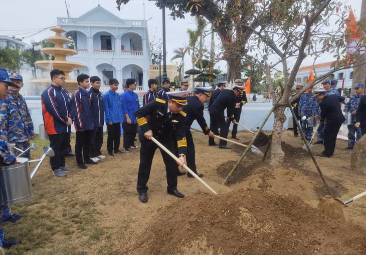 Đại tá Nguyễn Văn Bách, Phó Tư lệnh Tham mưu trưởng Quân chủng Hải quân cùng cán bộ, chiến sĩ Lữ đoàn 147 trồng cây tại khuôn viên Lữ đoàn.