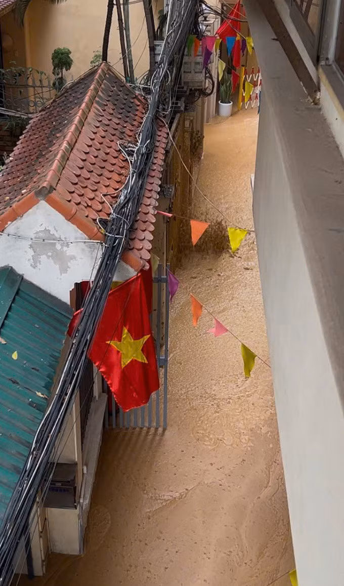 Bùn tràn kín ngõ 7 ở phố Giang Văn Minh. Ảnh: Gia Chính