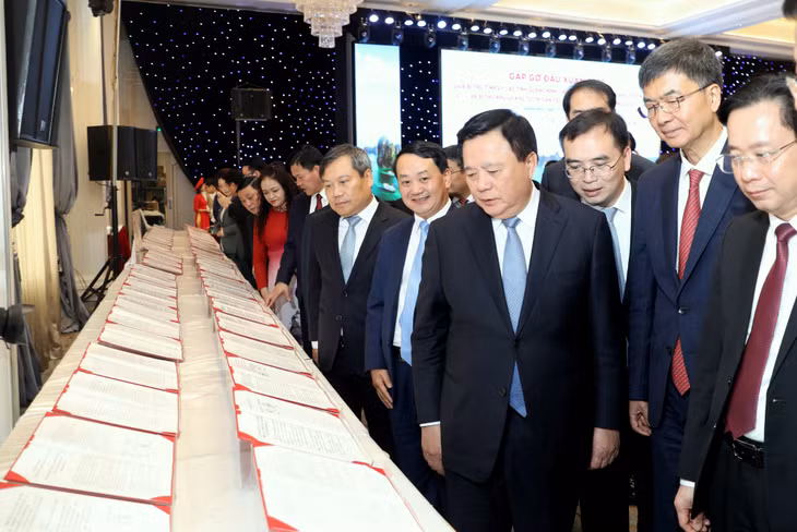 Các đại biểu tham quan văn kiện kí kết.