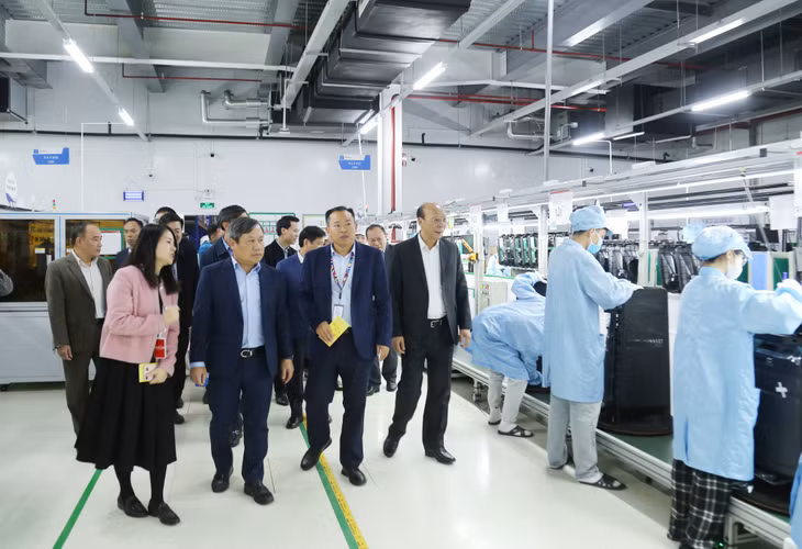 Đồng chí Vũ Đại Thắng, Ủy viên Trung ương Đảng, Bí thư Tỉnh ủy thăm, chúc Tết cán bộ, công nhân, người lao động Công ty TNHH Kỹ thuật điện tử Tonly Việt Nam tại KCN Đông Mai (1-2025). Ảnh: Thu Chung