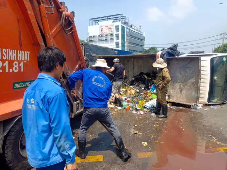 Một chiếc xe chở rác khác được điều tới giải cứu.