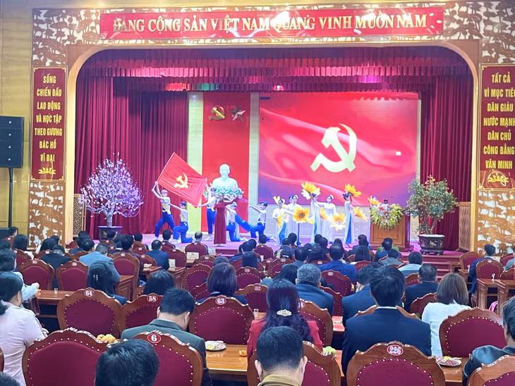 Tiết mục văn nghệ đặc sắc “Đảng là mùa xuân người thợ” tại lễ kỷ niệm 95 năm ngày thành lập Đảng cộng sản Việt Nam (3/2/1930 – 3/2/2025).