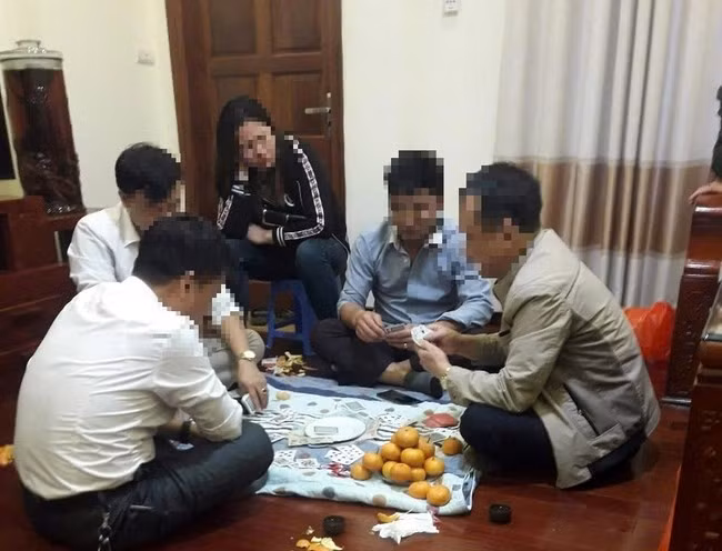 Hình ảnh xuất hiện trên mạng xã hội được cho là một số lãnh đạo xã Long Châu (Yên Phong, Bắc Ninh) đánh bài ăn tiền.