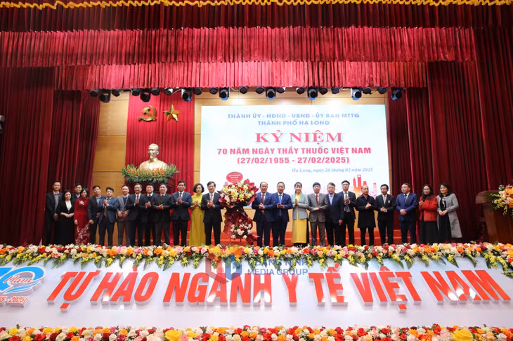 Ban Thường vụ thành ủy tặng hoa các đơn vị y tế.