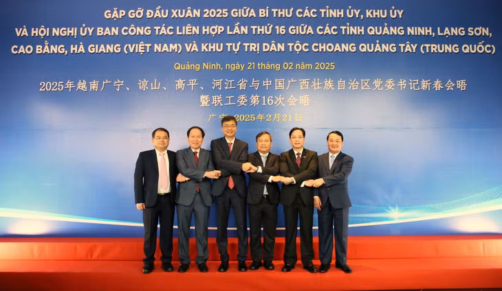 Các đồng chí Bí thư Tỉnh, Thành uỷ 5 địa phương Quảng Ninh, Hải Phòng, Lạng Sơn, Cao Bằng, Hà Giang (Việt Nam)&nbsp; và Khu uỷ Khu Tự trị Dân tộc Choang Quảng Tây (Trung Quốc) bắt tay hợp tác trong chương trình Gặp gỡ đầu xuân 2025