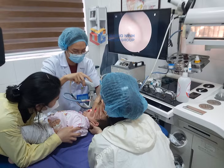 Nội soi tai mũi họng cho bệnh nhi tại Bệnh viện Sản nhi tỉnh.