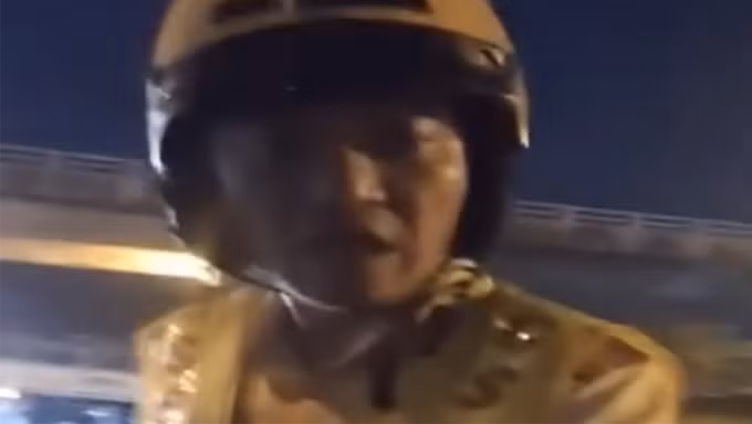Thiếu tá CSGT bị đình chỉ công tác sau khi có lời lẽ không chuẩn mực. Ảnh: Cắt từ video