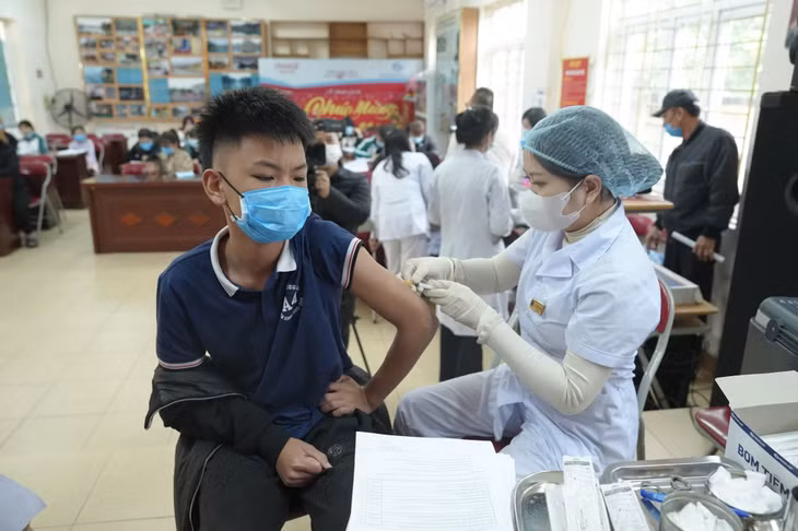 Trạm Y tế phường Hà Phong (TP Hạ Long) tổ chức tiêm vắc-xin phòng bệnh sởi cho trẻ em tại khu 8, phường Hà Phong (khu tái định cư làng chài). Ảnh: Ngọc Phượng (CDC Quảng Ninh)